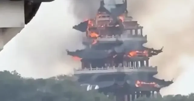 Çin deki bin 500 yıllık tapınakta yangın: Asırlara meydan okuyan ahşap kule dakikalar içinde küle döndü VİDEO İZLE