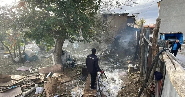 İtfaiye, evin çatısına sıçrayan yangını büyümeden söndürdü Karaman Haberleri