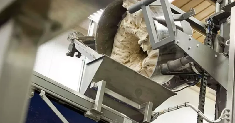 Eşarbı hamur yoğurma makinesine takılan kadın boğularak öldü