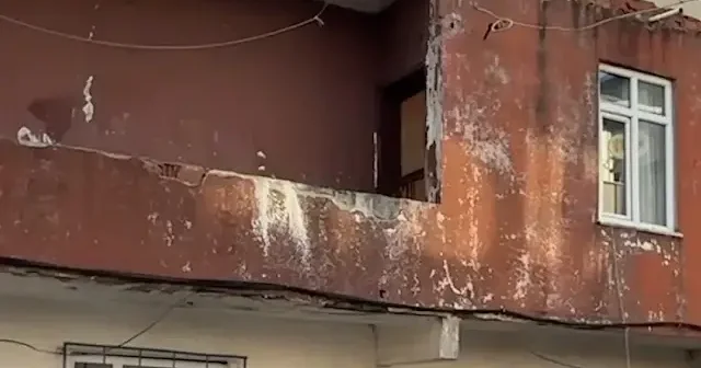 Kocaeli nde balkon duvarı çöktü: 2 katlı bina tahliye edildi VİDEO İZLE