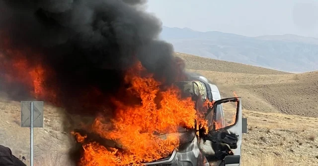 Hareket halindeyken alev alan yolcu minibüsü yandı Van Haberleri