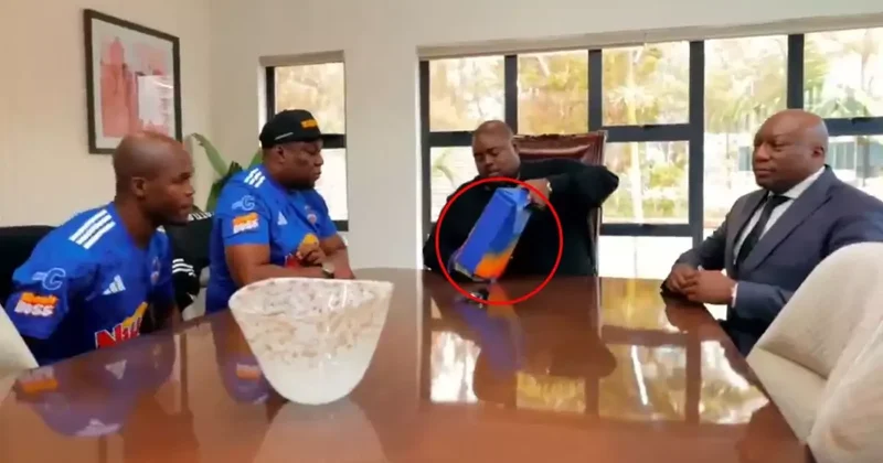 Şampiyon olan futbolculara tam 250.000 dolar verdi