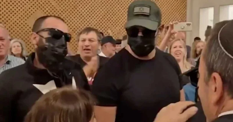 İnsanlıktan utandıran görüntüler! Tecavüzcü İsrail askerlerini alkışlarla karşıladılar