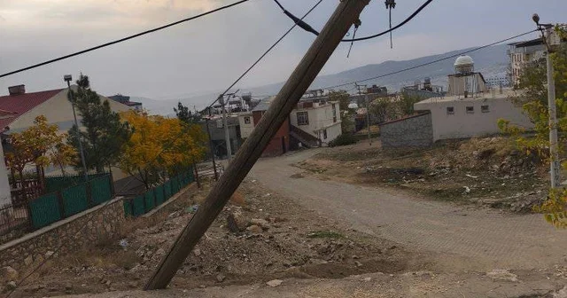 Dicle de vatandaşlardan eğri direğin değiştirilmesi talebi Diyarbakır Haberleri