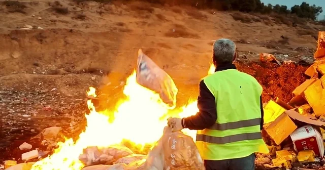 Tarihi geçmiş ürünlerle çocukları zehirleyeceklerdi: 2 ton cips, şekerleme ve çikolata imha edildi Hatay Haberleri