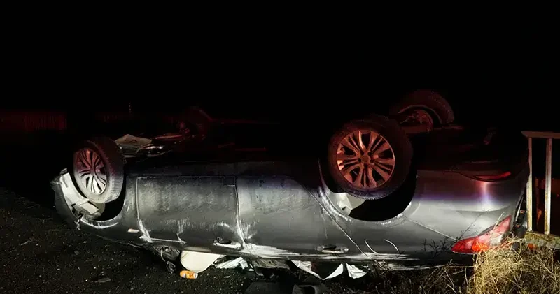 Gümüşhane de otomobil, bariyerlere çarpıp ters döndü: 2 si çocuk 5 yaralı