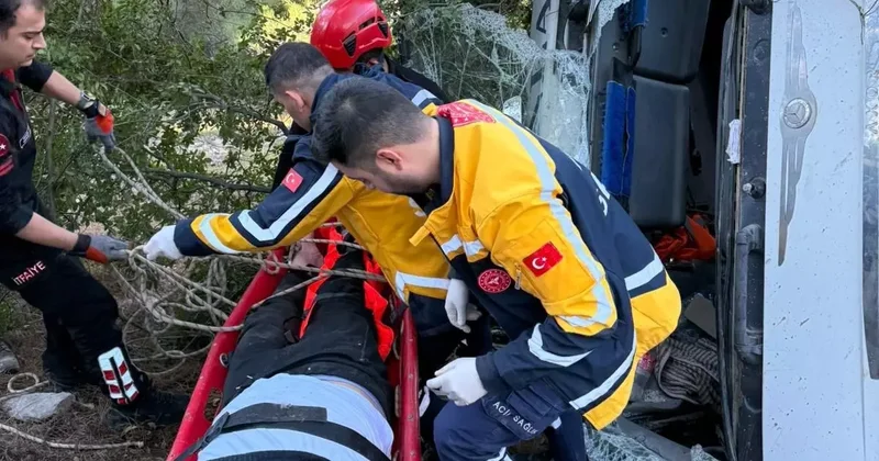 Kamyon uçuruma yuvarlandı, sıkışan sürücü kurtarıldı