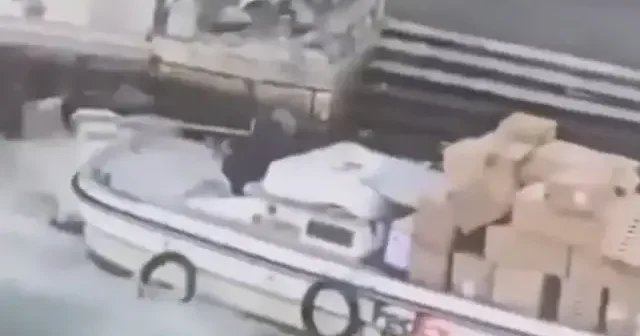 Venedik te genç hırsız kargo teknesini çalarak kaçmaya çalıştı: Yüzlerce yıllık tarihi yapıya çarptığı anlar kamerada VİDEO İZLE