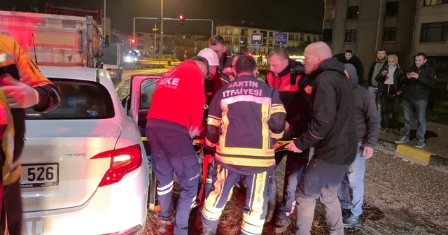 Otomobil tırın dorsesine saplandı:1 yaralı Önce sürücü sıkıştığı araçtan sonra da otomobil, sıkıştığı tırdan kurtarıldı Bartın Haberleri