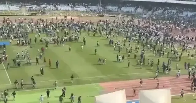 Lionel Messi yüzünden stadyum savaş alanına döndü: Taraftar koltukları kırıp sahaya girdi VİDEO İZLE