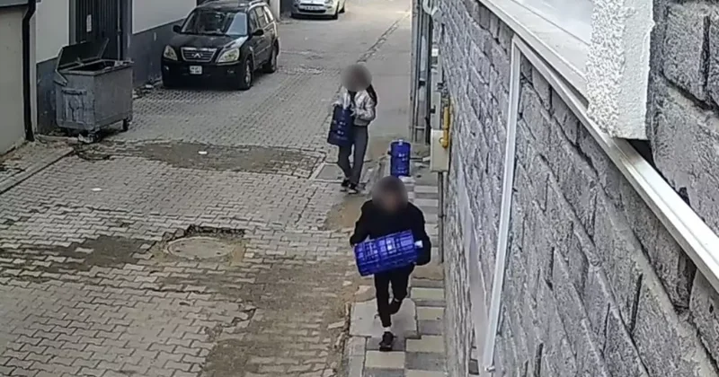 Eskişehir de 2 çocuk apartman önündeki damacanaları çaldı