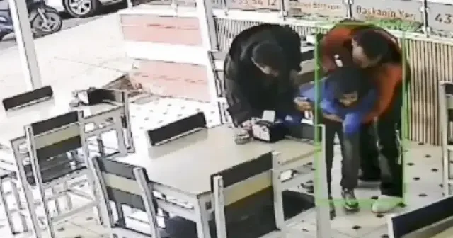 Boğazına cisim kaçan çocuğun imdadına kurye yetişti: Heimlich manevrasıyla hayat kurtardı VİDEO İZLE