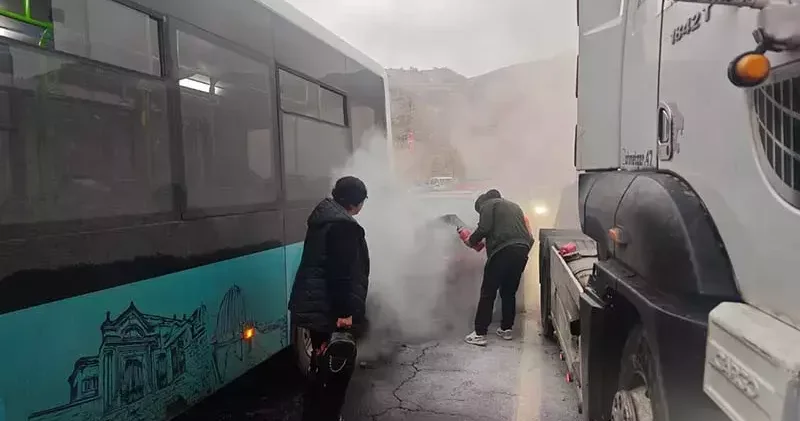 Kaza nedeniyle duran otobüse çarpan otomobil alev aldı; sürücülerden alternatif yol talebi