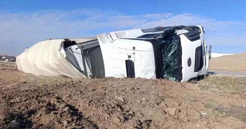 Kalorifer peteği yüklü tır devrildi, 1 kişi yaralandı