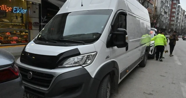 Kamyonet sol şeritte taksiden inen kadının ayağını ezdi Eskişehir Haberleri