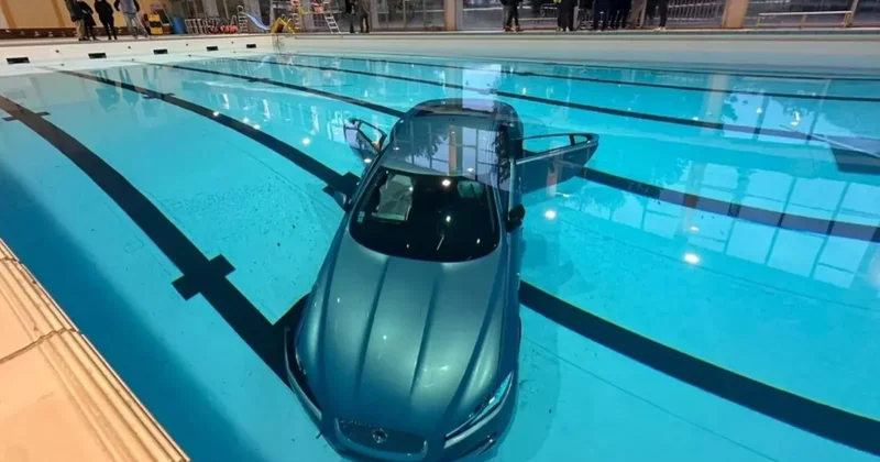Sürücü fren yerine gaza basınca yüzme havuzuna daldı