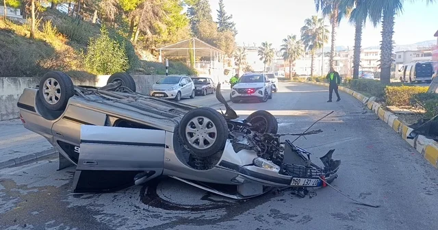 Virajı alamayan otomobil refüjdeki aydınlatma direğine çarpıp takla attı: 2 yaralı Antalya Haberleri