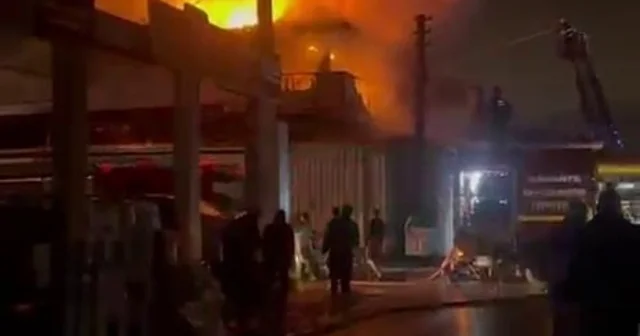 Hırdavat dükkanı alev topuna döndü, ekipler seferber oldu Sakarya Haberleri