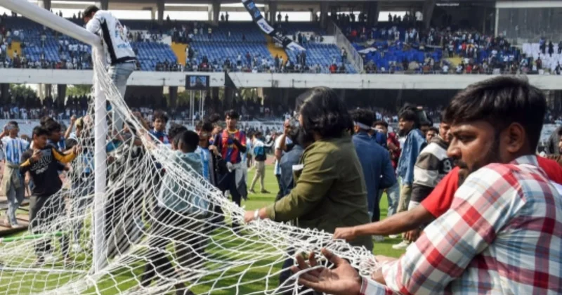 Hintli taraftar Messi yi göremeyince, stadı paramparça etti Sözcü Gazetesi