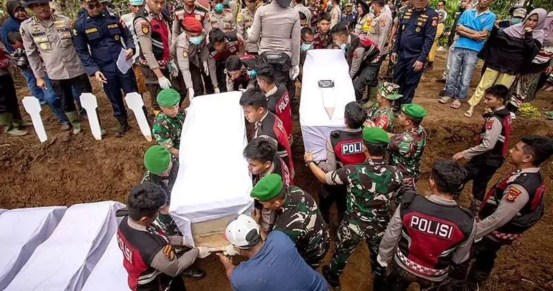 Endonezya da şiddetli yağışların yol açtığı afetlerde hayatını kaybedenlerin sayısı 1000’i aştı