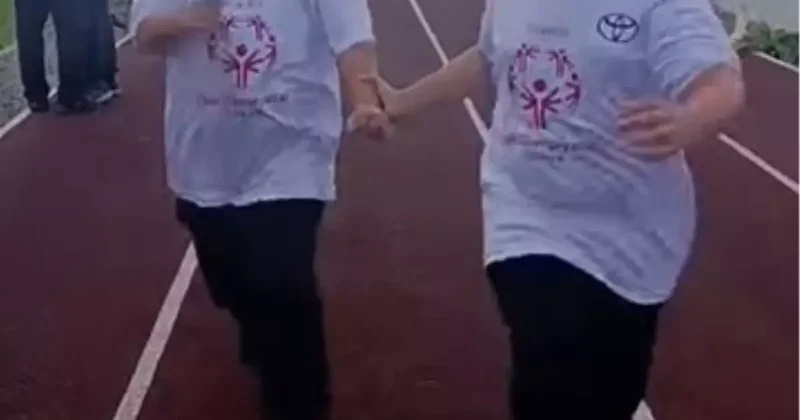 Koşu yarışında bitiş çizgisine yaklaşan özel çocuğun yaptığı hareket yürekleri ısıttı