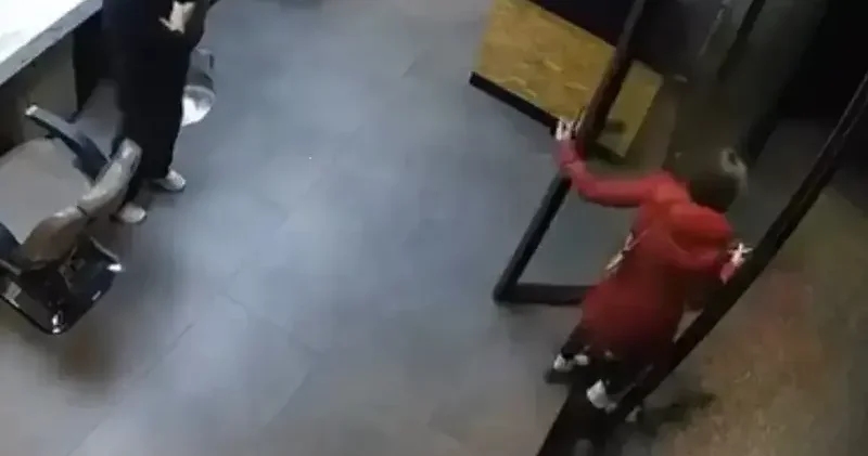 Esenyurt’ta kuaförde işlem yaptıran kadın ’kartımı arabada unuttum’ bahanesiyle kaçtı İstanbul Haberleri