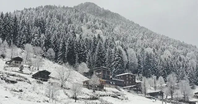 Dünyaca ünlü Ayder Yaylası beyaza büründü: Kar kalınlığı 10 santimetreyi aştı VİDEO İZLE