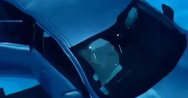 Fransa’da otomobil kapalı yüzme havuzuna uçtu: Anne ve çocuğu mucize eseri kurtuldu VİDEO İZLE