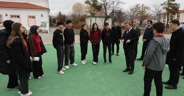 Vali Aydoğdu, Erzincan Lisesi nde kauçuk zeminli spor alanını inceledi Erzincan Haberleri