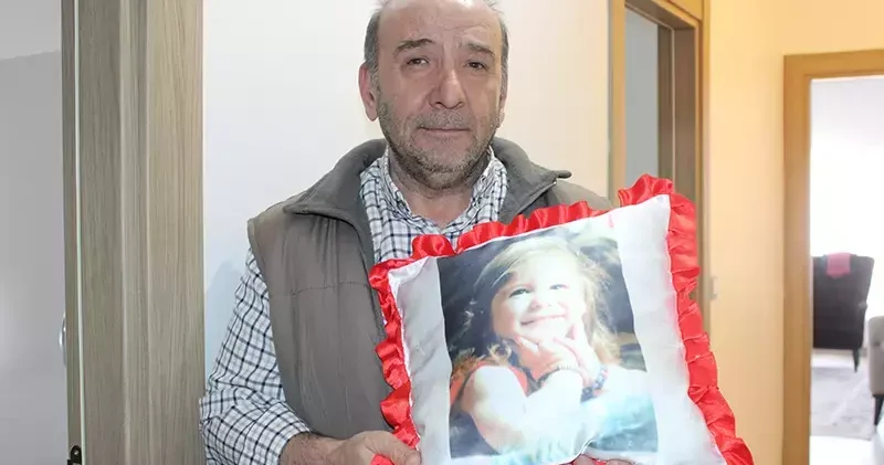 Depremde enkazdan sadece kızının çocukluk fotoğrafını kurtarabilen aile, yeni evlerinde