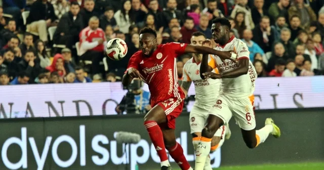 Trendyol Süper Lig: Antalyaspor: 0 Galatasaray: 2 (İlk yarı) Antalya Haberleri