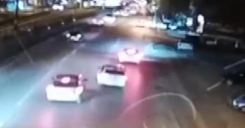 Otomobiliyle makas atarken kaldırıma çarpıp ters döndü