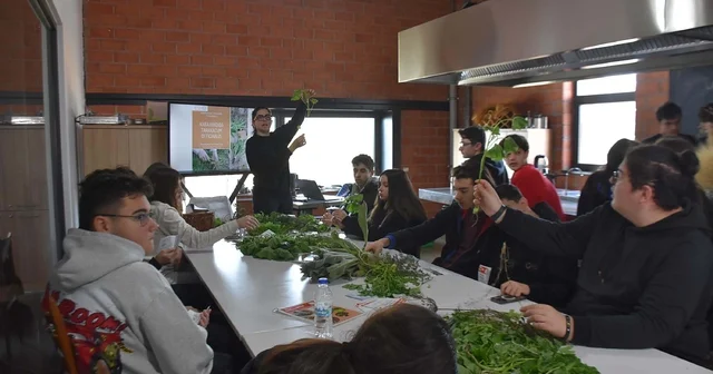 Liseliler, gıda krizine karşı yenilebilir otları tanıyor İzmir Haberleri