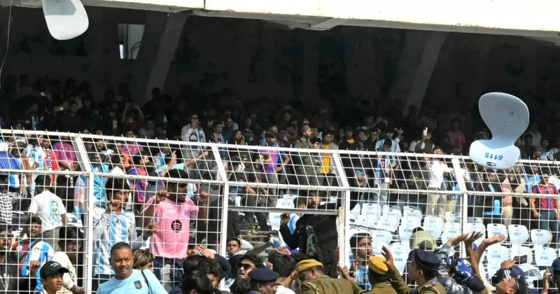 Messi nin Hindistan turu olaylı başladı! Saha birbirine karıştı