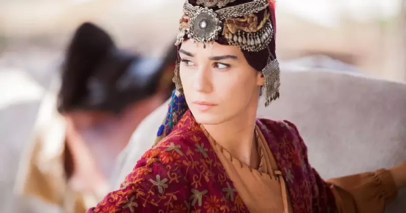 Dantelli mini elbisesiyle bir görün! Bakana bir daha baktırdı