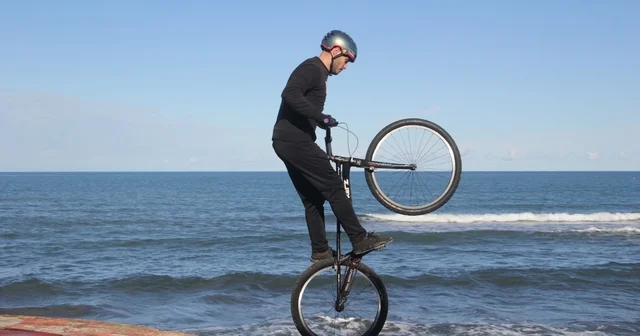 Bisiklet tutkunu gençten nefes kesen gösteri: Sahil kayalıkları parkuru oldu Ordu Haberleri