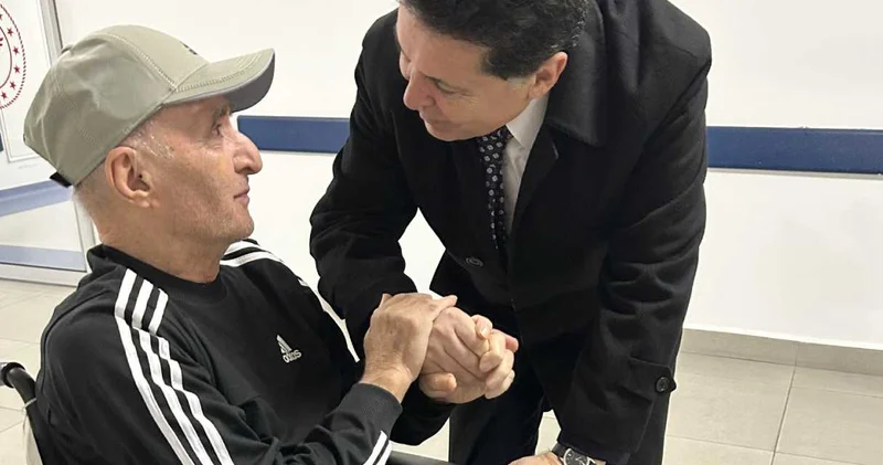 Ahmet Özer Hikmet Çetin i hastanede ziyaret etti