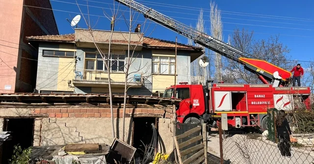 Uşak ta evin çatısında çıkan yangın paniğe neden oldu Uşak Haberleri