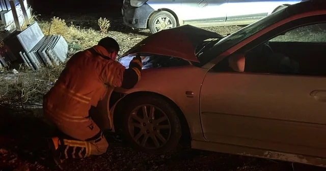 Park halindeki hafif ticari araca çarpan otomobilin sürücüsü, aracını bırakıp kaçtı Kütahya Haberleri