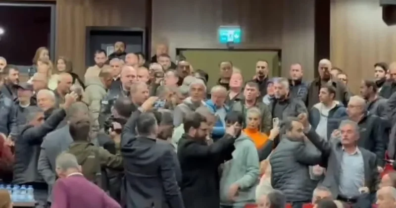 Belediye meclisinde halk AKP’li başkanı protesto etti Sözcü Gazetesi