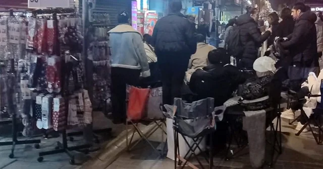 İzmir de kamp sandalyeli, battaniyeli indirim nöbeti: Çarşı ortasında sabahladılar İndirim uykuyu kaçırdı, kamp sandalyesini alan kuyruğa girdi İzmir Haberleri