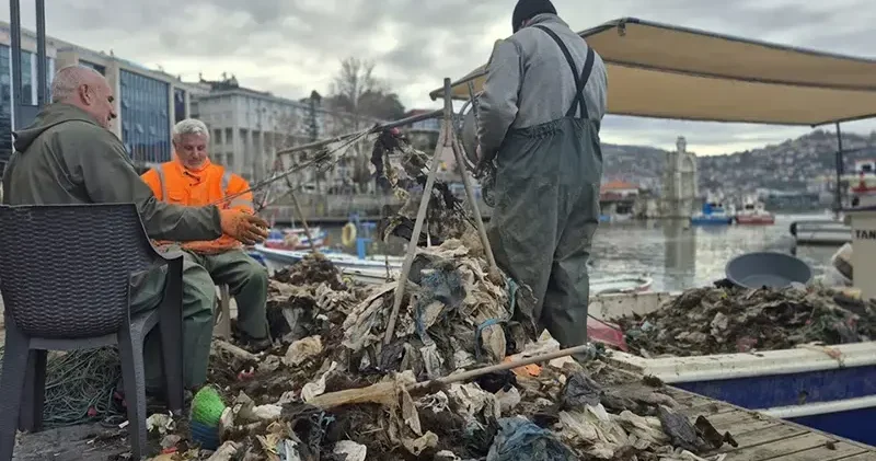 Zonguldaklı balıkçıların ağına yaklaşık 1 ton çöp takıldı