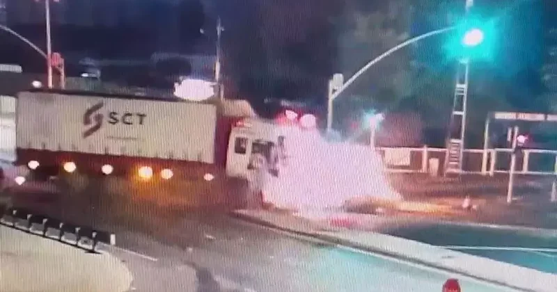 Avcılar da kamyonun çarpıp sürüklediği otomobil alev aldı; 1 ölü, 1 yaralı