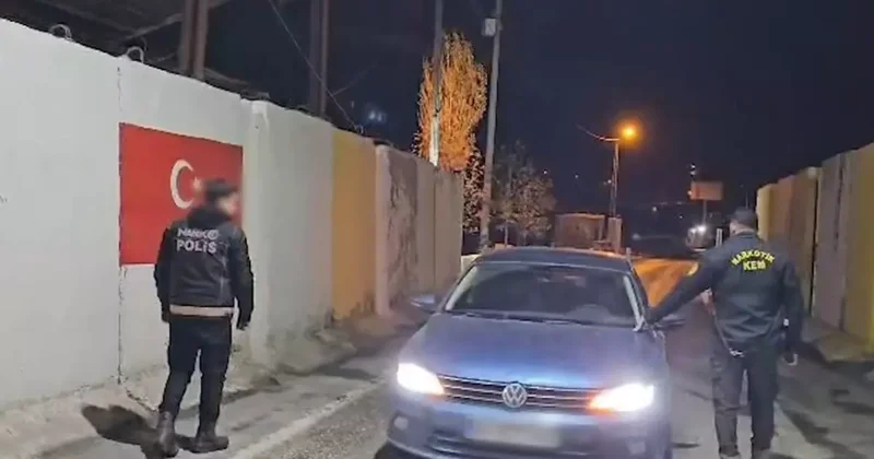 Otomobilden 3,2 kilo uyuşturucu çıktı; 2 tutuklama