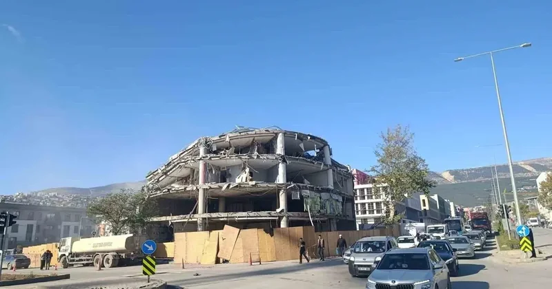 Kahramanmaraş’ta depremde hasar alan iş merkezi yıkıldı