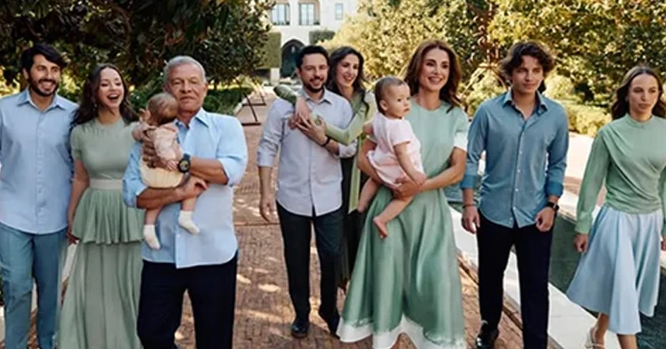 Hepsi bir araya geldi, barış mesajı verdi: Ünlü aileden yeni yıl pozu