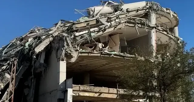 6 Şubat depremlerinde hasar alan 10 katlı iş merkezi kontrollü şekilde yıkıldı VİDEO İZLE