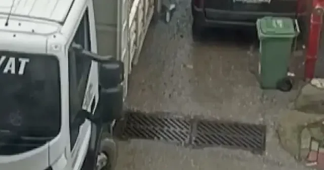 Kamyon sürücüsünün umursamazlığı kamerada: Park halindeki araca ağır hasar verip kaçtı VİDEO İZLE