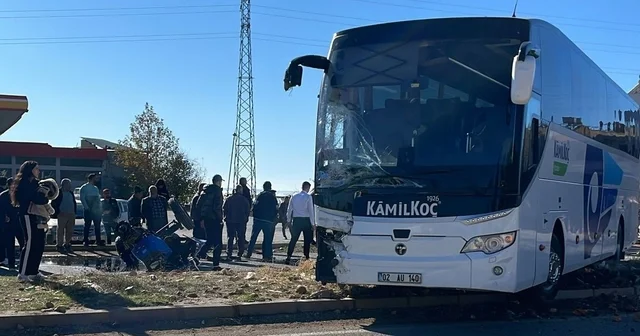 Yolcu otobüsü ile traktör çarpıştı: 1 yaralı Adıyaman Haberleri