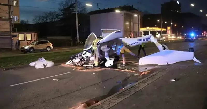 Almanya’da küçük uçak caddeye acil iniş yaptı: Üç yaralı Dünya Haberleri